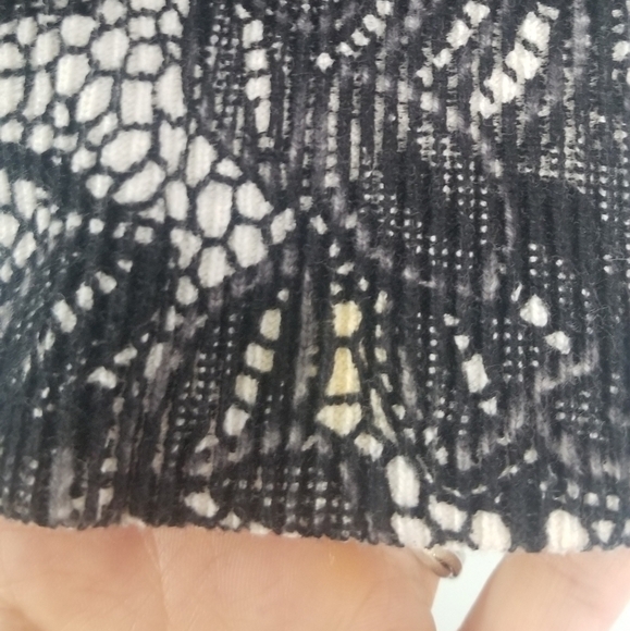 Croft & Barrow Black & White Floral Button Down Cardigan. Size 2 XL. - Picture 8 of 9